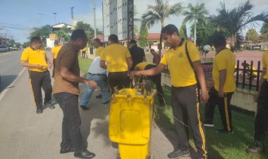 Gelar-Jumat-Bersih,-Personel-Polres-Kupang-Bersihkan-Mako-dan-Asrama