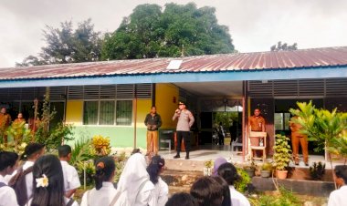 Kapolsek-Kupang-Barat-Beri-Edukasi-Kamtibmas-Sejak-Dini-di-SMPN-1-Kupang-Barat