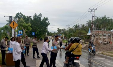 Kapolres-Kupang-Pimpin-Pembagian-200-Paket-Takjil--bagi--pengendara