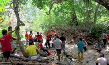 Polsek-Amarasi-Bersama-Tim-SAR-Kota-Kupang-Lanjutkan-Pencarian-Hari-Kedua-Warga-Desa-Merbaun-yang-Hilang