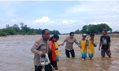 Aksi-Humanis-Polisi-di-Amfoang-Utara,-Bantu-siswa--Seberangi-Sungai-Oehani