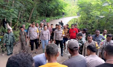 Polisi-dan-Masyarakat-Gotong-Royong-Pasang-Bronjong-di-Lokasi-Longsor-Jalan-Oekaunoe