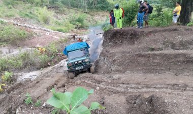 Polsek-Amfoang-Utara-Sigap-Cek-Longsor-di-Fatunaus,-Akses-Jalan-Poros-Tengah-Terganggu