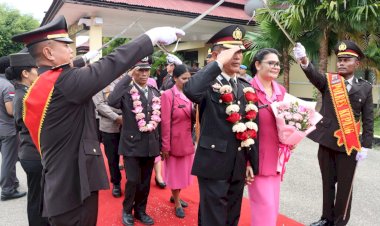 Penuh-Haru,-Polres-Kupang-Gelar-Upacara-Purna-Tugas-Kompol-Made-Kumara-dan-Aiptu-Mateus-Sombai