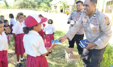 Peduli-Dunia-Pendidikan,-Polsek-Amfoang-Timur-Gelar-Apel-dan-Beri-Bantuan-Buku-untuk-Siswa