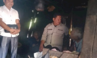 Sambangi-Pasangan-Lansia-Sebatang-Kara,-Bhabinkamtibmas-Polsek-Fatuleu-Salurkan-Bantuan-Sembako