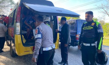 Gerak-Cepat-Lantas-dan-Sidokkes-Polres-Kupang-Selamatkan-Petani-Korban-Kecelakaan-di-Oebelo