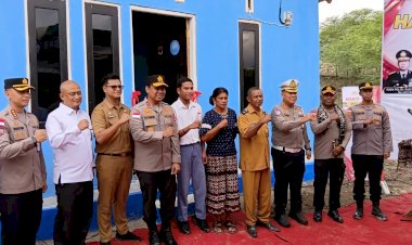 Dari-Gubuk-ke-Rumah-Harapan,-Kapolda-NTT-Wujudkan-Mimpi-Seorang-Janda-di-Desa-Benu