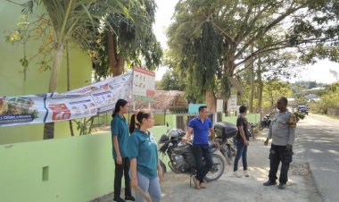 Bhabinkamtibmas-Polres-Kupang-Sosialisasikan-Layanan-110-Polri-kepada-Warga-dan-Mahasiswa-KKN-di-Desa-Tesabela