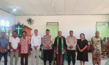 Minggu-Kasih-di-Oepoli,-Kapolsek-Amfoang-Timur-Bagikan-100-Alkitab-dan-Sampaikan-Pesan-Kamtibmas