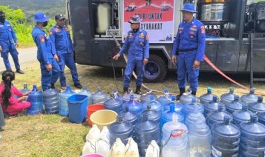 Polairud-Polda-NTT-Bantu-Warga-Reok,-Salurkan-7-Ton-Air-Bersih-Siap-Minum-Pascagempa