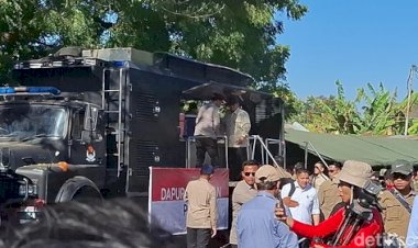 Prabowo-Cek-Dapur-Polri-di-Lokasi-Pengungsian-Nagekeo