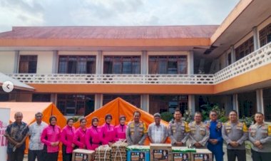 Sambangi-Keuskupan-Agung-Ende,-Kapolda-NTT-Bawa-Bantuan-Rp100-Juta-untuk-Pemulihan-Gereja-Pascagempa
