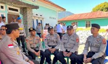 Kapolda-NTT-Salurkan-Bantuan-Kapolri-untuk-Personel-Terdampak-Gempa-di-Manggarai