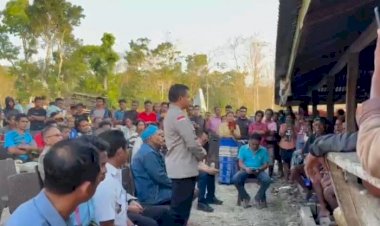 Sampaikan-Duka-Cita-yang-Mendalam,-PJU-Polda-NTT-Bersama-Kapolres-Sumba-Barat-Melayat-ke-Rumah-Duka-Korban-Penembakan-(Pelaku-Curnak)