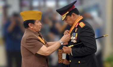 Terima-Bintang-Kehormatan-LVRI,-Kapolda-NTT:-Ini-Amanah-untuk-Terus-Memupuk-Nasionalisme-dan-Persaudaraan
