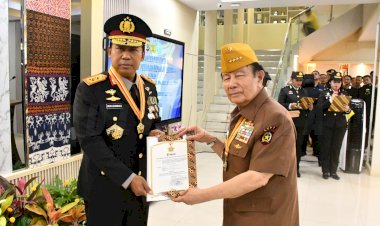 Terima-Bintang-Kehormatan-LVRI,-Kapolda-NTT:-Ini-Amanah-untuk-Terus-Memupuk-Nasionalisme-dan-Persaudaraan