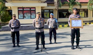 Kompolnas-Award-Jadi-Motivasi,-Kapolres-Kupang-Tunjukkan-Penghargaan-kepada-Seluruh-Personel