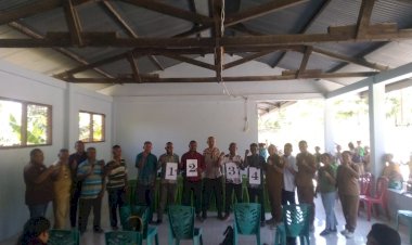 Bhabinkamtibmas-Pantau-Penetapan-dan-Pengundian-Nomor-Urut-Calon-Kepala-Desa-Oenaunu