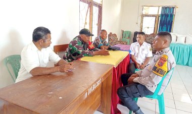 Galang-Pemdes-Jaga-Kamtibmas,-Bhabinkamtibmas-Desa-Pukdale-dan-Fatuteta-Sambangi-Kantor-Desa