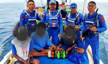 Polairud-Polda-NTT-Amankan-Kapal-Penangkap-Ikan-Diduga-Gunakan-Bom-di-Perairan-Solor,-Tiga-Orang-Diamankan