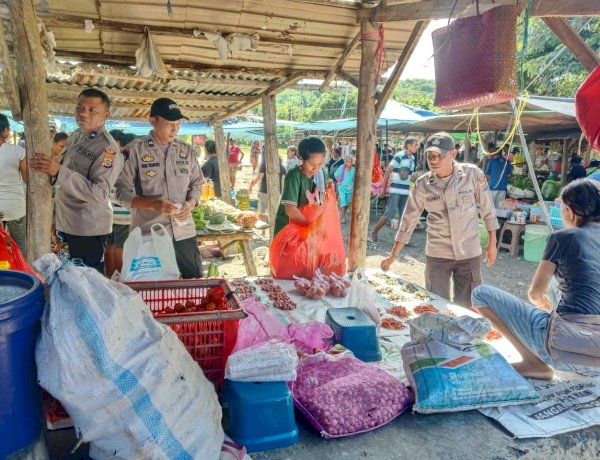 Polsek Amfoang Utara Gelar Patroli KRYD di Pasar Nekbuaf untuk Cegah Manipulasi Harga dan Jaga Kamtibmas