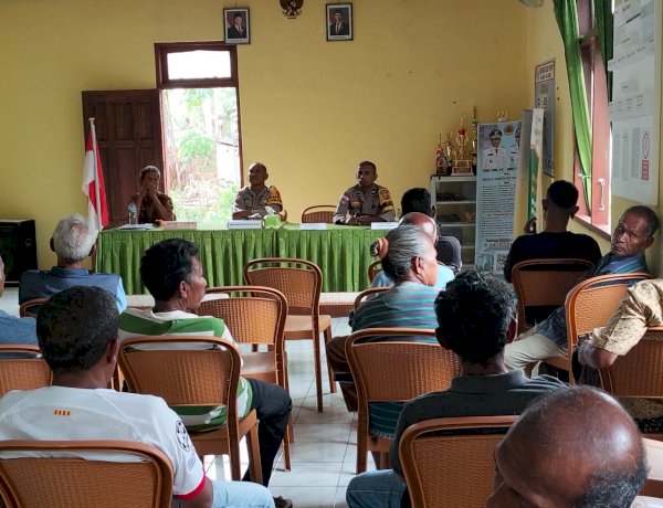 Bhabinkamtibmas Ponain–Apren Mediasi Sengketa Tanah dan Sampaikan Himbauan Kamtibmas di Aula Kantor Desa Ponain