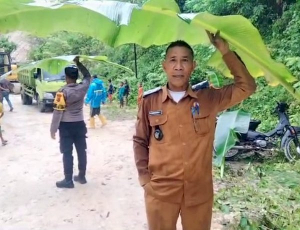 Rela Pakai Daun Pisang, Bhabinkamtibmas dan Pj Kades Tunbaun Pantau dan Amankan Lokasi Longsor