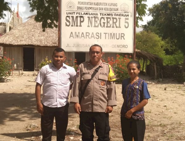Bhabinkamtibmas Polsek Amarasi Timur Sambangi SMP Negeri 5, Beri Motivasi Guru dan Siswa Meski Fasilitas Terbatas