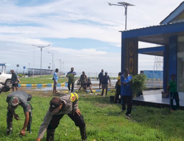 Sinergi Polri–TNI dan Pemerintah Kecamatan, Jumat Bersih Warnai Pelabuhan Fery Naikliu