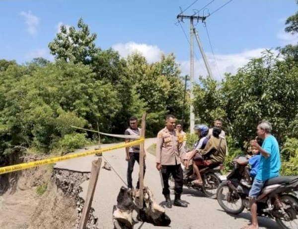 Antisipasi Banjir, Polsek Fatuleu Kolaborasi dengan Camat Fatuleu Barat Bersihkan Jembatan Sungai Baimel