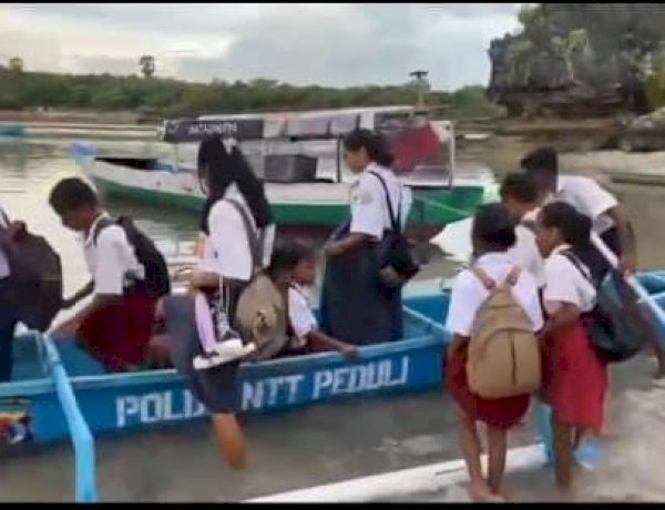 Kapolda NTT Salurkan Bantuan Perahu Sampan untuk Siswa Sekolah di Desa Tenalai, Rote Ndao