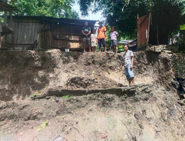 Bhabinkamtibmas Polsek Amarasi Himbau Evakuasi Dini Korban Longsor di Kelurahan Nonbes