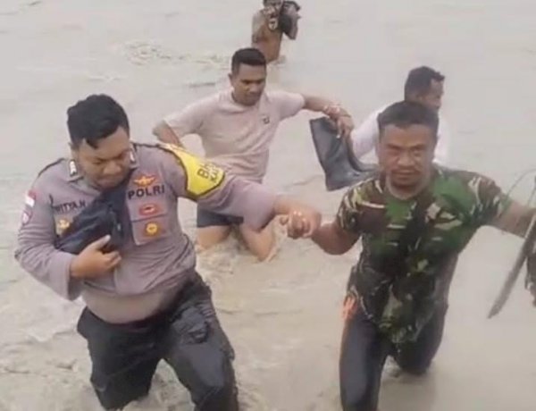 Rela Mengarungi Sungai Banjir, Personel Polsek Amfoang Timur Selesaikan Konflik Warga di Nunuanah