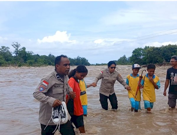 Aksi Humanis Polisi di Amfoang Utara, Bantu siswa  Seberangi Sungai Oehani