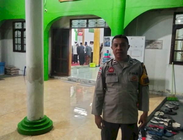 Polri Hadir untuk Umat, Bhabinkamtibmas Kupang Timur Amankan Sholat Warga