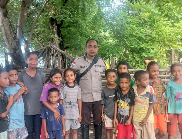 Sambang Anak-Anak Desa Kolabe, Bhabinkamtibmas Aipda Zakarias Nafe Sampaikan Pesan Kamtibmas