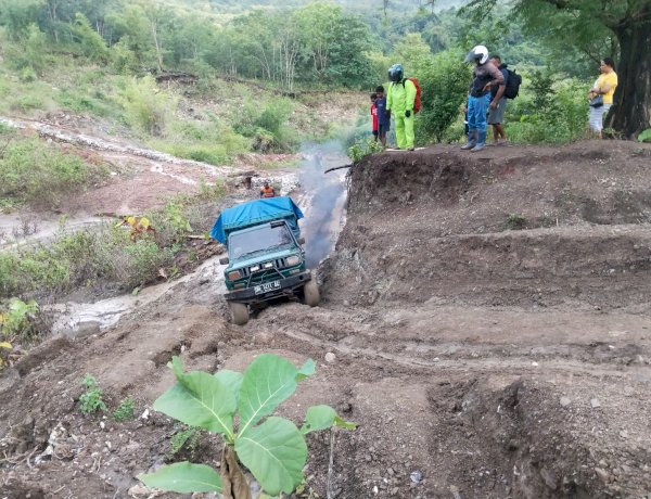 Polsek Amfoang Utara Sigap Cek Longsor di Fatunaus, Akses Jalan Poros Tengah Terganggu