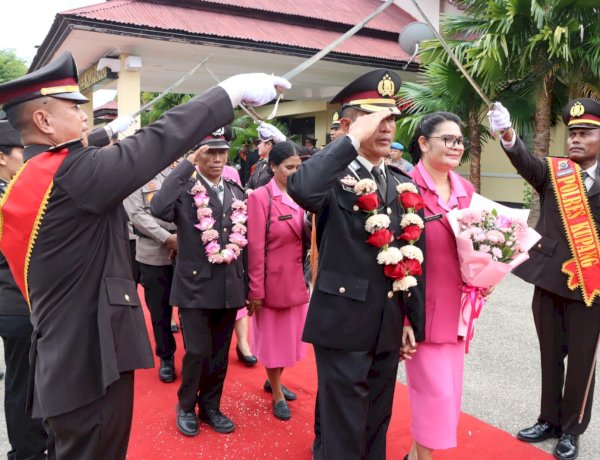 Penuh Haru, Polres Kupang Gelar Upacara Purna Tugas Kompol Made Kumara dan Aiptu Mateus Sombai