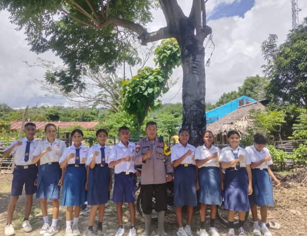 Bhabinkamtibmas Polsek Amfoang Utara Ajak Siswa Tertib Bermedia Sosial dan Jaga Kamtibmas