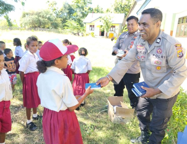 Peduli Dunia Pendidikan, Polsek Amfoang Timur Gelar Apel dan Beri Bantuan Buku untuk Siswa