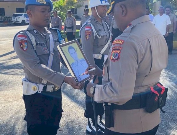 Pimpin Upacara PTDH, Kapolres Kupang Ingatkan Personel Saling Mendoakan dan Kendalikan Diri