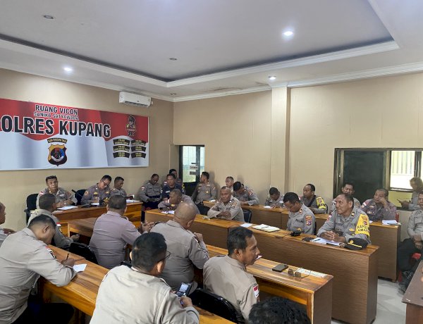 Wakapolres Kupang Pimpin Rapat Peningkatan Pelayanan Publik Call Center 110