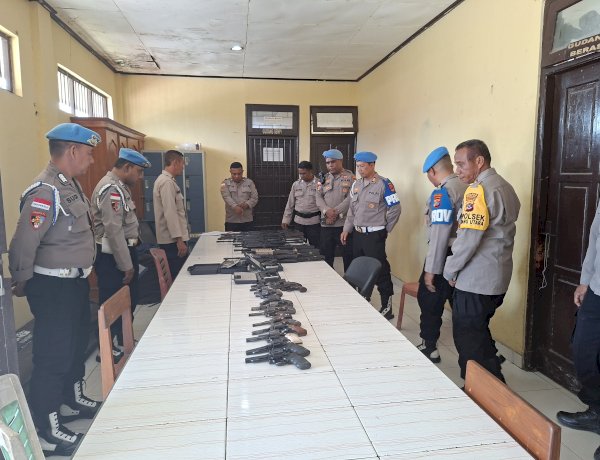 Pastikan Personel Taat SOP, Tim Propam Polda NTT dan Polres Kupang Gelar Pemeriksaan Senpi