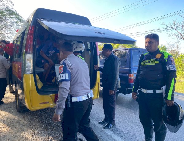 Gerak Cepat Lantas dan Sidokkes Polres Kupang Selamatkan Petani Korban Kecelakaan di Oebelo
