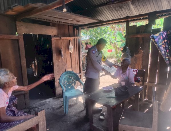 Wujud Polri Humanis, Bhabinkamtibmas Desa Bakuin Sambangi dan Cek Kondisi Pasangan Lansia