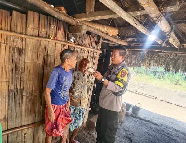 Bhabinkamtibmas Polsek Amfoang Utara Salurkan Bantuan Saklar Listrik Standar SNI kepada Warga Lansia di Desa Fatunaus