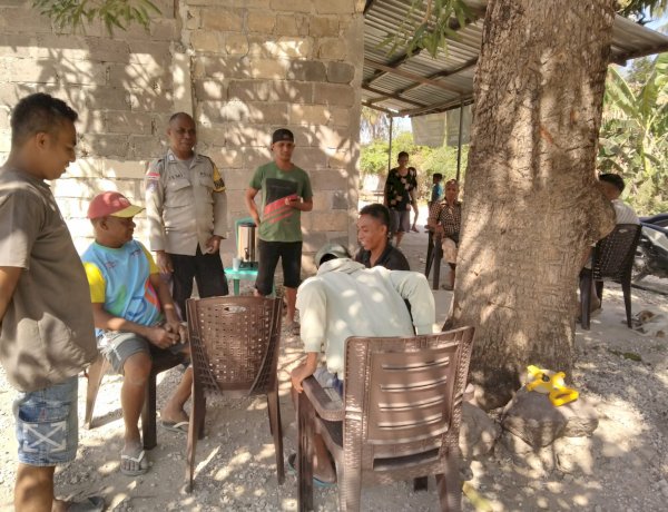 Bhabinkamtibmas Polsek Kupang Barat Himbau Warga Hindari Segala Bentuk Perjudian Saat Sambang   Desa