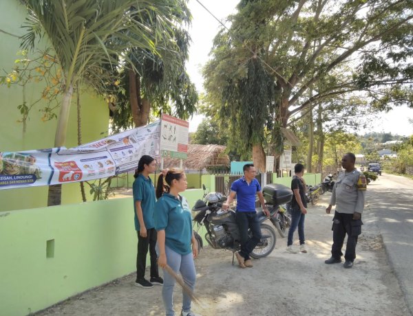 Bhabinkamtibmas Polres Kupang Sosialisasikan Layanan 110 Polri kepada Warga dan Mahasiswa KKN di Desa Tesabela