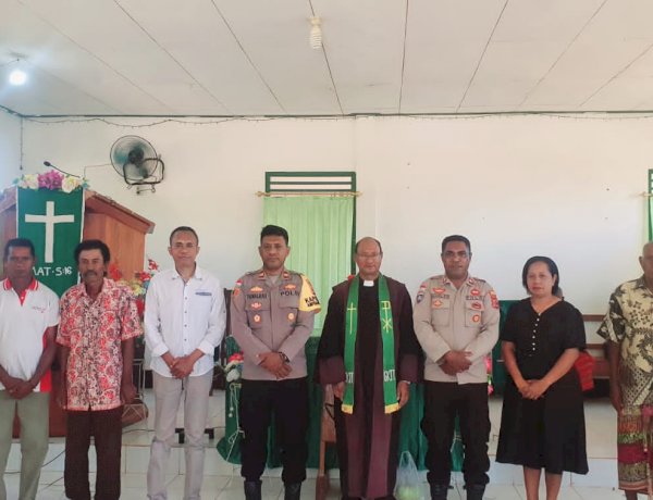 Minggu Kasih di Oepoli, Kapolsek Amfoang Timur Bagikan 100 Alkitab dan Sampaikan Pesan Kamtibmas